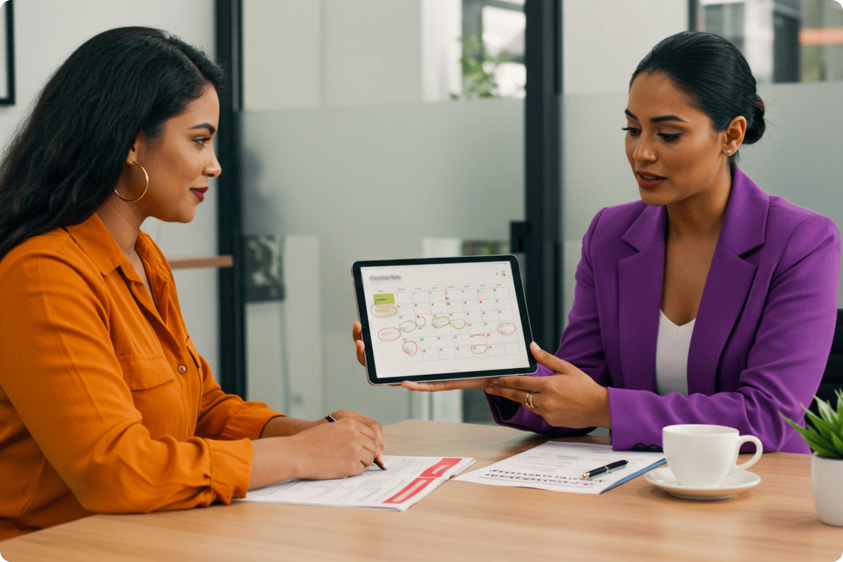 5 Consultar con asesores financieros y recursos de educación financiera